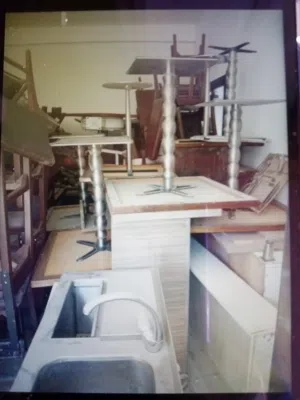 طاولات وكراسي وبردات ومجلى ستنانلس ستيل للبيع