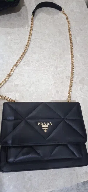 شنطة نسائية أنيقة – تصميم Prada – غير أصلية – بحالة ممتازة استعمال بسيط مرة واحدة فقط