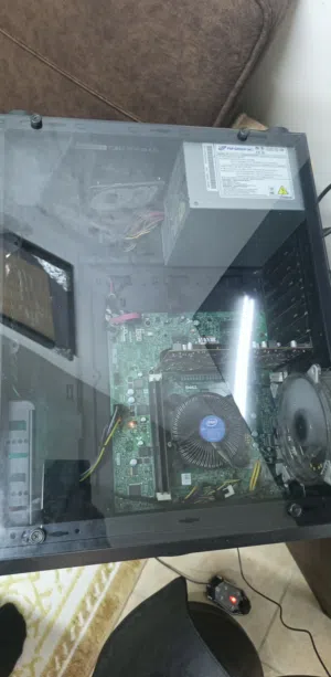 كمبيوتر للبيع mother board dell ddr3 cor i5 4 gen كيس زجاجي شبه جديد مع اضاءه مميزه وجميل ومروحتين