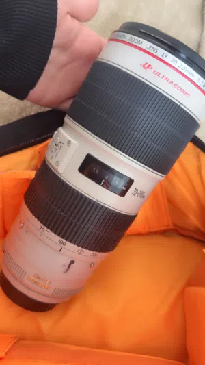 عدسة كاميرا حديثة