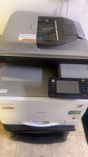 طابعة Richo مستخدمة ولكن تحتاج الى تصليح (غير صالحة للاستخدام حاليا)