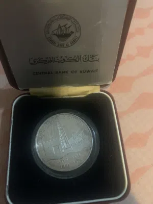 مسكوكة تذكارية كويتية فضية بقيمة 2 دينار