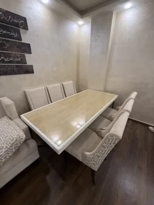 طاولة طعام مع كونسول