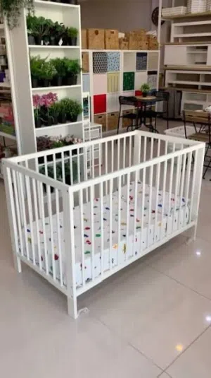 سرير اطفال من ايكيا استخدام بسيط بحالتة