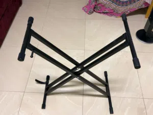 Music Keyboard Stand very good condition 100%حامل لوحة مفاتيح موسيقية بحالة ممتازة 100٪