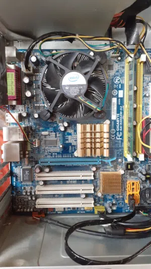 GIGABYTE  945GZM S2 COR 2 DUO كمبيوتر تجميع جيجابيت بسعر مميز جداً