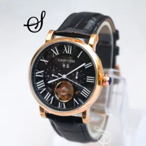 ساعة كارتييه Cartier       تعمل بحركة اليد اوتوماتيك  مكينة ياباني ذات خزان طاقة  جلد طبيعي مختوم با