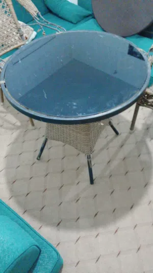 طاوله و3 كراسي للبيع