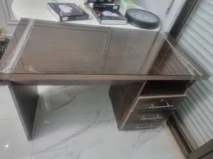 للبيع مكاتب عمل بحالة ممتازة – استعمال خفيف
