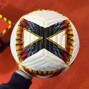 كرة قدم احترافية مقاس 5 - تصميم عصري وألوان مميزة (جديدة/بحالة ممتازة)