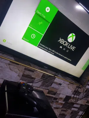 اكس بوكس 360 هارد 256gb و يده وحده