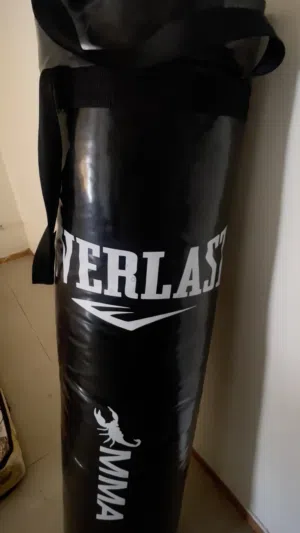 هذا كيس ملاكمة من ماركة Everlast مصمم لفنون القتال المختلطة (MMA).
