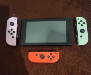 نينتندو سويتش مع كينترولارنينتندو سويتش مع كينترولارنينتندو سويتش مع كينترولار