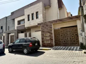 عقار واجهنين واجه تجاري فيها زوز محلات فوق منهم شقه نص تشطيب والواجه التانيه فيلا متكونه من 3ادوار ن