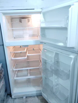 نبيع ثلاجه فرجدير امركي 24 قدم لون ابيض استخدام خفيف خفيف بحاله ممتازه معا التوصل التشغيل والكفاله ت