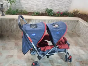 عربة أطفال توأم شبه جديده استعمال خفيف