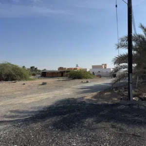 للبيع أرض في الملدة خلف مستشفى الملدة الصحي