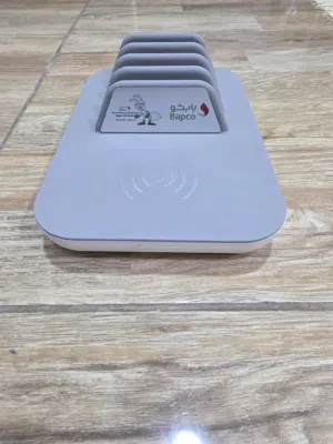 شاحن لاسلكي مع السلك فيه ثنين USB يشحنون والباقي مايشحنون من شركة بابكو