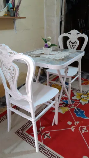 طاولة طعام نفرين نضيفة