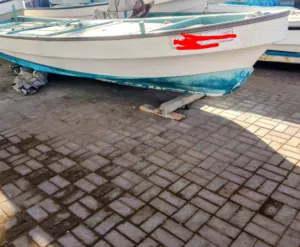للبيع قارب صيد 23قدم فيه ثلاجه ومحلق بدون مكينه وبدون ملكيه