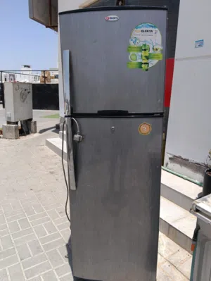ثلاجه متوسطة الحجم شبه جديده نظيفه وممتازه جدا(Elekta)قابل للتفاوض