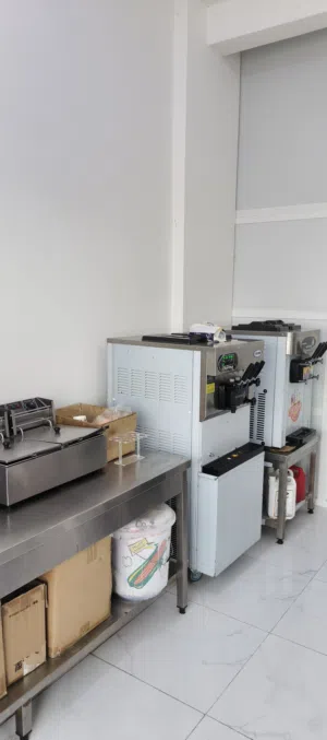 محل بيع عصاير و اسكريم الخبز