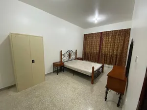 غرفة ماستر للإيجار لسيدات فقط في شقة كلها سكن للبنات فقط في النادي السياحي بالقرب من أبوظبي مول