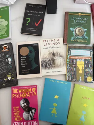 20 used books, all great condition 20 كتاب مستعمل، جودة رائعة ولا بتحسوا انهم مستعملين