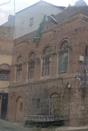 فرصة عقارية مميزة للبيع بيت شعبي واسع على شارعين موقع استراتيجي للسكن أو الاستثمار العقاري