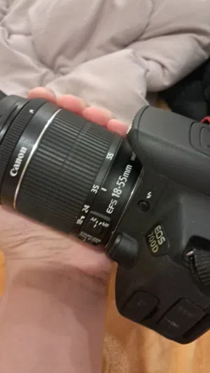 كميرا تصوير احترافي من ماكة كينون نضيفه ومعاها أغراضها وشحنا وعدسه على 100 دينار قابل للتفاوض