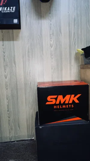 خوذة SMK أصلية للبيع