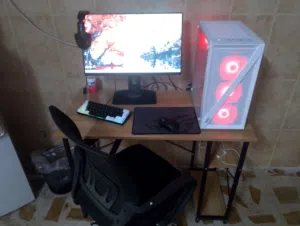 بيسي و شاشه و ميز و كيبورد و موس و موس باد و كرسي و سماعات