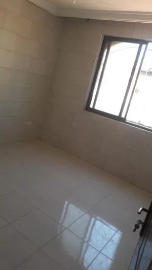 شقة مميزة في موقع مميز طابق اول مقابل القضاء العسكري عمارة رقم 167