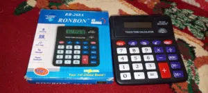 تُظهر الصورة آلة حاسبة صغيرة من نوع RONBON RB-268A مع علبتها الأصلية.