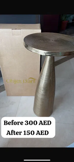 طاولة صغيرة بلون الذهبي