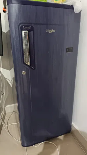 للبيع براد مع ثلاجة فريزر داخلية