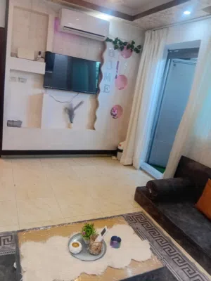 شقة طابق ثالث وسالب 2 من باب العماره كراج سيارة ومصعد شاحطين درج بتنزل للشقه .قريبه من مدارس والسوق