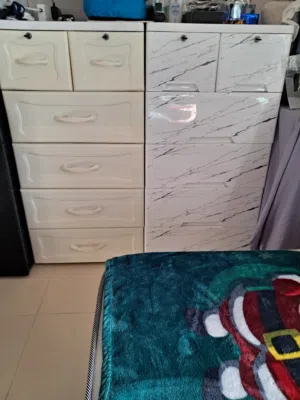 سرير مع 2 مرتبة جداد و طاولة كبيرة وطاولة صغيرة مع كابيت ملابس و 2 كابيت ،مع كرسي جامينج وطاولة صوفا