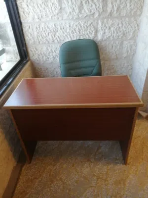 مكتب خشب / طاولة دراسة للبيع بحالة جيدة جداً،