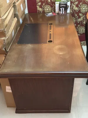 طاوله مكتب كبيره وكرسي مكتب