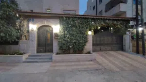 شقة فخمة جدا 350 متر في منطقة فلل ام نوارة من المالك مباشرة وفيها مطبخ بلوط راكب مع العفش للبيع