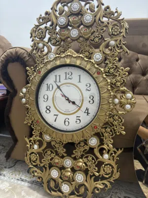 ساعات جدارية عدد 2  واحدة زجاج والأخرى ساعة ديكور