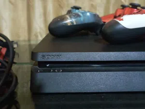 PS4 Slim مع 3ايادي وسيدي فيفا للبيع بسعر ناار