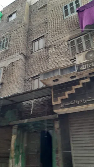 عقار 3 أدوار و محلات بقلب المنطقة التجارية عند باب زويلة