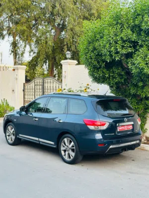 Nissan Pathfinder SV Year-2015 Full option model with Panoramic Sunroof & Fully Automatic Electronic