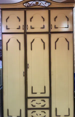كبت ملابس بحالة جيدة تصميم كلاسيكي و أنيق مناسب لغرف النوم و يوفر مساحه تخزين ممتازة للملابس