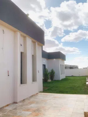 فيلا ارضيه الموقع القوارشه بعد البوابه علي اليسار شارع فندق الاجنحه وتخشلها من شارع الضمان الاجتماعي