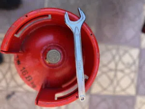 جرة غاز فيها فل غاز الا شوي مع مفتاح للبيع