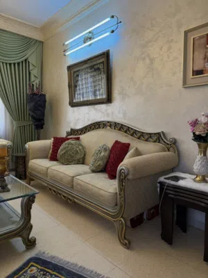 طقم كنب ضيوف 1 ثلاثية و 1 ثنائية و 2 مفردات وطاولة وسطية و2 جانبية مع طقم غرفة سفرة فخمم جدااااً