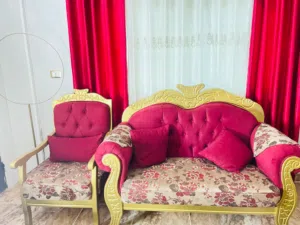طقم كنب شبه وكاااااله 9 مقاعد خشب اصلي و اسفنج ضغط عااااالي ولا خدش استعمال بسيط  مكلف 780 دينار